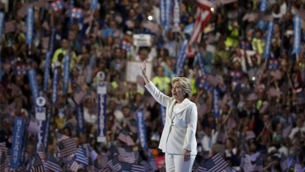 Hillary Clinton promete un ”liderazgo firme» en un ”momento decisivo»