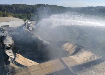 Los%20Bomberos%20dan%20por%20estabilizado%20el%20incendio%20en%20un%20almac%C3%A9n%20de%20colchones%20en%20Esparreguera