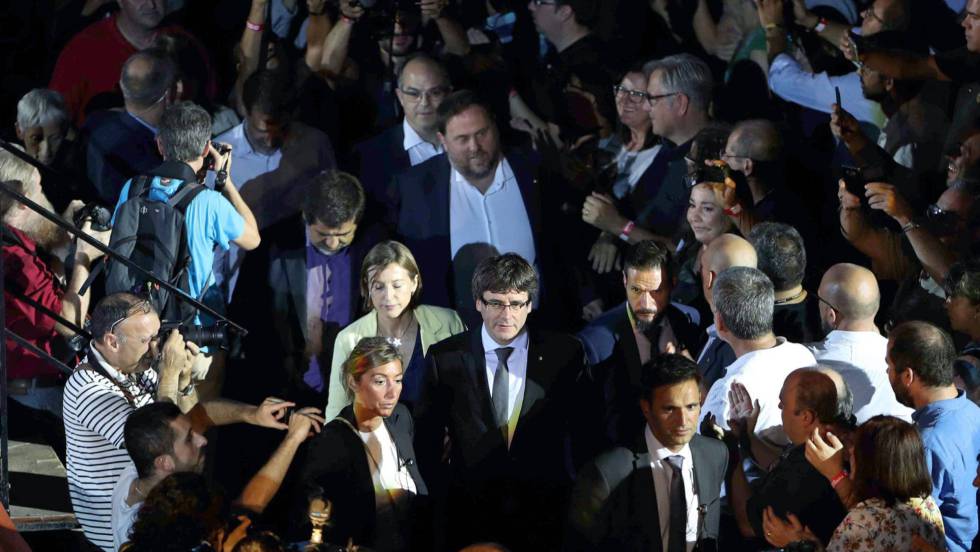 Puigdemont y Colau piden por carta a Rajoy y al Rey pactar el referéndum 1505456535_234367_1505462165_noticia_fotograma