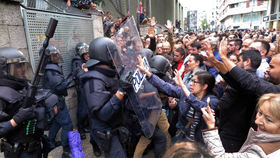Rajoy recurre a la fuerza policial para descabezar el referéndum ilegal
