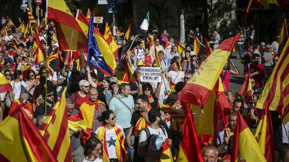 Masiva manifestación en Barcelona a favor de la Constitución y la unidad de Espaí±a