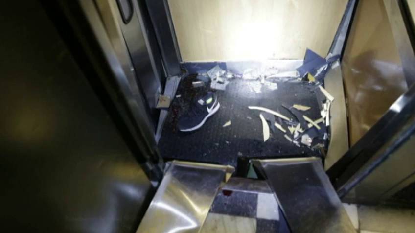 Un matrimonio y sus dos hijas, heridos tras caer un ascensor en la  Nochebuena en Madrid | Madrid | EL PAÍS