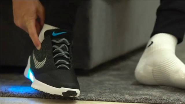 Tableta Barra oblicua autoridad Nike inventa las zapatillas deportivas que se atan solas | Empresas | Cinco  Días
