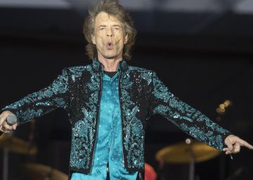 Mick%20Jagger%20act%C3%BAa%20con%20un%20cardi%C3%B3logo%20a%20su%20lado