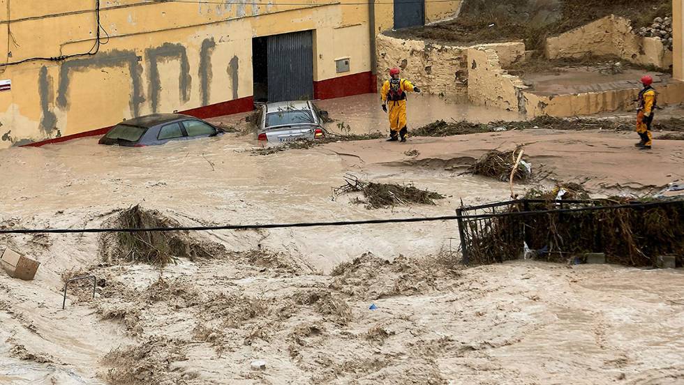 Coches arrastrados, ríos desbordados y muros derrumbados: las imágenes de las lluvias torrenciales 1568279547_103859_1568280617_noticia_fotograma