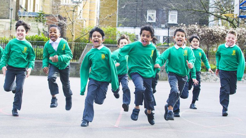 niño corriendo a la escuela