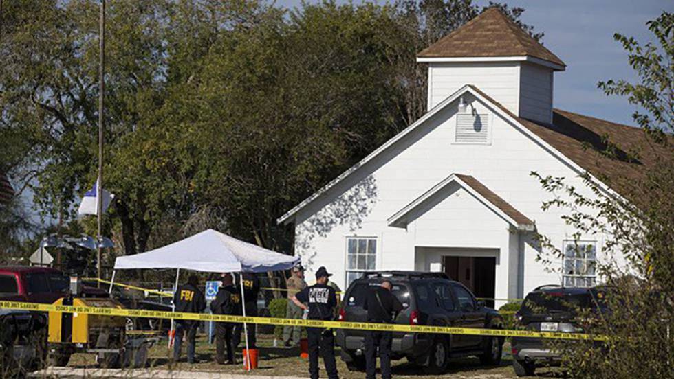 Un hombre armado asesina al menos a 26 personas en una iglesia de Texas