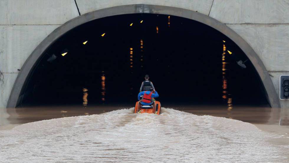 Rescate con moto acuática en un túnel anegado por las lluvias en Alicante 1568369817_940065_1568371623_noticia_fotograma