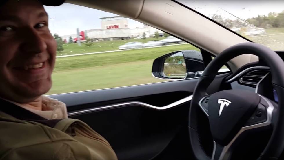 Elon Musk y Tesla: Joshua Brown en su Tesla Model S.